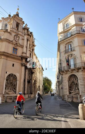 Italie, Rome, intersection de via delle Quattro Fontane et via del Quirinale, quatre Fontaines et église San Carlo alle Quattro Fontane Banque D'Images