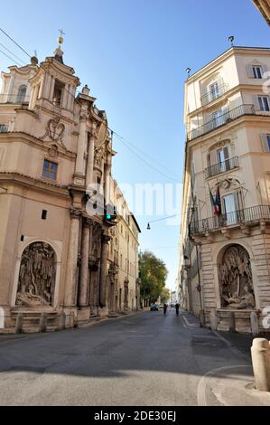 Italie, Rome, intersection de via delle Quattro Fontane et via del Quirinale, quatre Fontaines et église San Carlo alle Quattro Fontane Banque D'Images