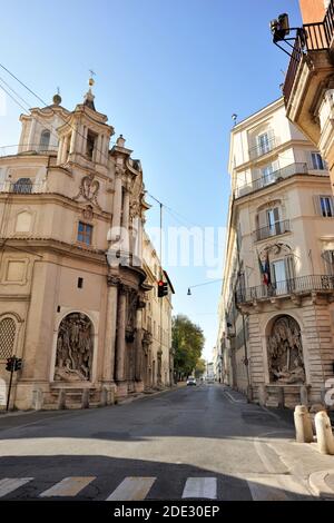 Italie, Rome, intersection de via delle Quattro Fontane et via del Quirinale, quatre Fontaines et église San Carlo alle Quattro Fontane Banque D'Images