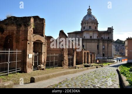 Ancienne rue pavée romaine, Forum de César et église de Santi Luca et Martina, Clivo Argentario, Rome, Italie Banque D'Images