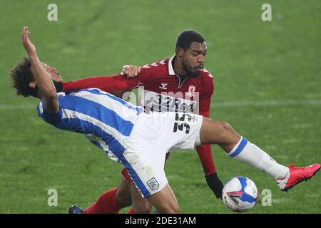 HUDDERSFIELD, ANGLETERRE. 28 NOVEMBRE le Britannique de Middlesbrough Assombalonga combat avec le Rarmani Edmonds-Green de Huddersfield Town lors du match de championnat Sky Bet entre Huddersfield Town et Middlesbrough au stade John Smith, Huddersfield, le samedi 28 novembre 2020. (Credit: Mark Fletcher | MI News) Credit: MI News & Sport /Alay Live News Banque D'Images