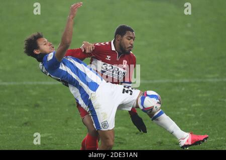 HUDDERSFIELD, ANGLETERRE. 28 NOVEMBRE le Britannique de Middlesbrough Assombalonga combat avec le Rarmani Edmonds-Green de Huddersfield Town lors du match de championnat Sky Bet entre Huddersfield Town et Middlesbrough au stade John Smith, Huddersfield, le samedi 28 novembre 2020. (Credit: Mark Fletcher | MI News) Credit: MI News & Sport /Alay Live News Banque D'Images