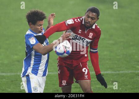 HUDDERSFIELD, ANGLETERRE. 28 NOVEMBRE le Britannique de Middlesbrough Assombalonga combat avec le Rarmani Edmonds-Green de Huddersfield Town lors du match de championnat Sky Bet entre Huddersfield Town et Middlesbrough au stade John Smith, Huddersfield, le samedi 28 novembre 2020. (Credit: Mark Fletcher | MI News) Credit: MI News & Sport /Alay Live News Banque D'Images