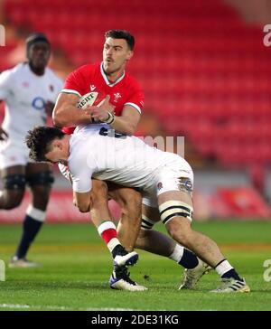 Johnny Williams, du pays de Galles, est attaqué par Tom Curry, de l'Angleterre, lors du match de la coupe des nations d'automne au parc y Scarlets, au pays de Galles. Banque D'Images