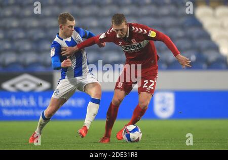 Lewis O'Brien de Huddersfield Town (à gauche) et George Saville de Middlesbrough se battent pour le ballon lors du match de championnat Sky Bet au stade John Smith, Huddersfield. Banque D'Images