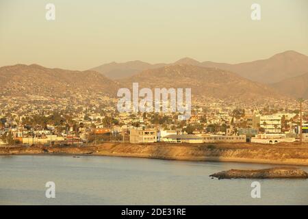 Le paysage riverain de la ville d'Ensenada, Mexique Banque D'Images