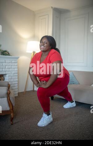 Femme afro-américaine de plus grande taille qui fait des fentes Banque D'Images