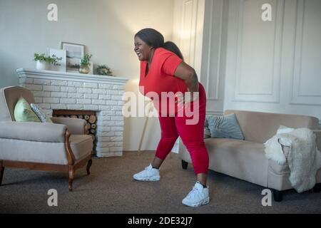 Plus grande taille femme afro-américaine qui se penche vers les côtés Banque D'Images