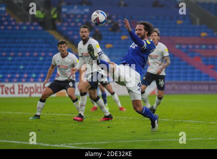 Cardiff City, pays de Galles, Royaume-Uni. 28 novembre 2020. ; Cardiff City Stadium, Cardiff, Glamorgan, pays de Galles; championnat anglais de football de la ligue, Cardiff City versus Luton Town; Sean Morrison de Cardiff City atteint pour le cross Credit: Action plus Sports Images/Alay Live News Banque D'Images