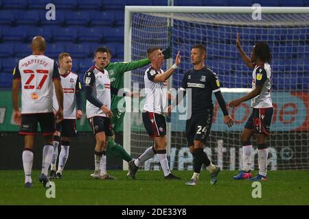 BOLTON, ANGLETERRE. LE 28 NOVEMBRE, les Boltons Eoin Doyle sont félicités après avoir fait 2-0 au cours du match Sky Bet League 2 entre Bolton Wanderers et Southend Unis au Reebok Stadium, Bolton, le samedi 28 novembre 2020. (Credit: Chris Donnelly | MI News) Credit: MI News & Sport /Alay Live News Banque D'Images
