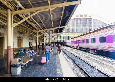 Trains et passagers à la gare ol Hua Lamphong à Bangkok, Thaïlande Banque D'Images