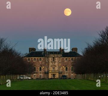 Archerfield House, East Lothian, Écosse, Royaume-Uni, 28 novembre 2020. Météo au Royaume-Uni : un ciel dégagé par temps froid offrait une vue dégagée sur une lune de gibbous presque pleine de cire qui se levait au-dessus du manoir de campagne Banque D'Images