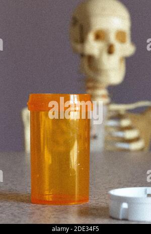 Gros plan de la bouteille de pilule avec squelette en arrière-plan, USA Banque D'Images