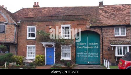 28 novembre 2020 - Denham, Angleterre: Maisons de village de charme avec porte de commerce Banque D'Images