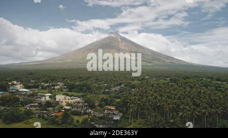 Campagne tropicale avec palmiers aériens. Vallée de la colline du volcan Mayon. Paysage urbain rural avec chalets, lodges et champs. Paysage de la nature cinématique Philippines vert tropical terres agricoles à personne Banque D'Images