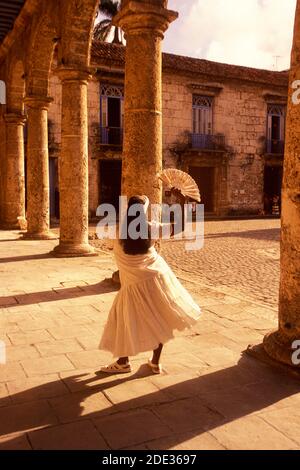 Une femme cubaine vêque de façon traditionnelle dans la ville de la Havane sur Cuba dans la mer des caraïbes. Cuba, la Havane, octobre 2005 Banque D'Images