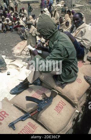 Un combattant TPLF assis sur des sacs de farine dans un centre de distribution d'aide alimentaire près de Mekelle, Tigray, Ethiopie Banque D'Images