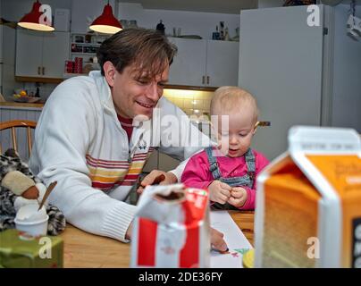 Père et enfant peint dans le kichen. Photo Bo Arrhed Banque D'Images