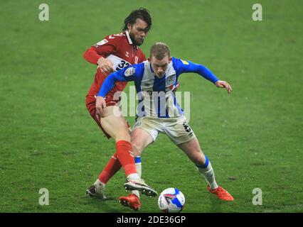 Jonny Howson de Middlesbrough (à gauche) et Lewis O'Brien de Huddersfield Town se battent pour le ballon lors du match de championnat Sky Bet au stade John Smith, Huddersfield. Banque D'Images