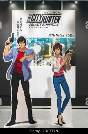 tokyo, japon - novembre 05 2019 : une personne de taille réelle des personnages d'anime japonais Saeba Ryo et Makimura Kaori du film City Hunter pendant le Th Banque D'Images