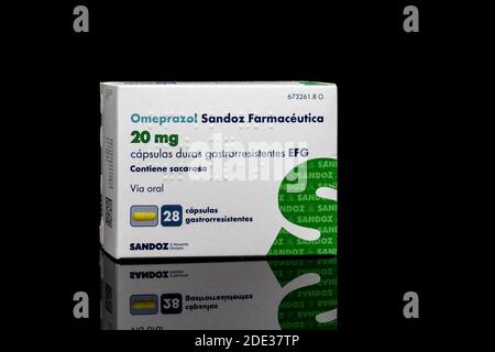 Huelva, Espagne - 26 novembre 2020 : boîte espagnole de marque Omeprazole Sandoz. L'oméprazole est utilisé pour traiter certains problèmes d'estomac et d'oesophage (tels que Banque D'Images