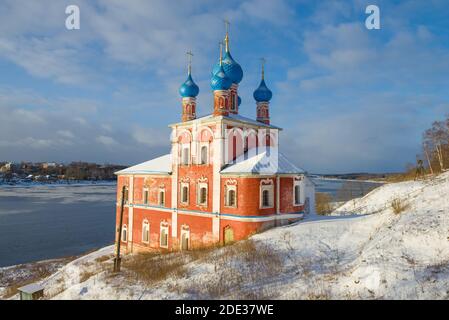 L'ancienne église de l'icône Kazan de la mère de Dieu le jour ensoleillé de janvier. Tutaev (Romanov-Borisoglebsk). Région de Yaroslavl, Russie Banque D'Images