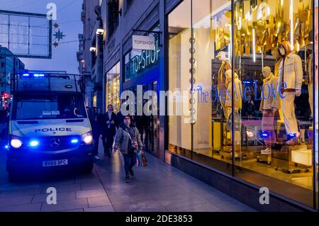 Londres, Royaume-Uni. 28 novembre 2020. La police est temporairement à l'arrêt du magasin de la boutique en difficulté Top Shop d'Oxford Circus. La manifestation organisée par les groupes Stand Up X à Hyde Park, puis descend à nouveau sur Oxford Street. Ils se demandent si toute la pandémie de covid est un canular et croient que les scientifiques, qui sont d'accord avec eux, sont exclus des médias. Crédit : Guy Bell/Alay Live News Banque D'Images