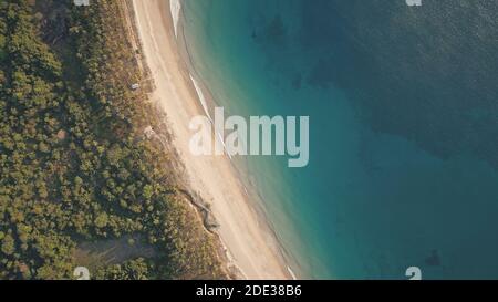 En haut du paysage tropical à la baie de l'océan avec une antenne de plage de sable. Personne nature paysage marin de la forêt tropicale verte sur le rivage de mer sablonneux. Philippines plantes exotiques sur la côte Banque D'Images