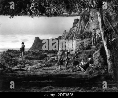 GORDON SCOTT BETTA ST. JOHN YOLANDE DONLAN GEORGE COULOURIS PETER ARNE et WILFRID HYDE-BLANC sur le terrain Candid pendant le tournage de TARZAN ET LE RÉALISATEUR de LOST SAFARI 1957 H. BRUCE HUMBERSTONE basé sur des personnages créés par Edgar Rice Burroughs conception de production Paul Sheriff Solar film Productions - Metro Goldwyn Mayer Banque D'Images