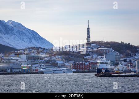 Port et ville avec ferries, navires et navires à Sandnessjoen en Norvège Banque D'Images