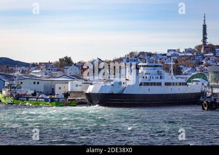 Port et ville avec ferries, navires et navires à Sandnessjoen en Norvège Banque D'Images