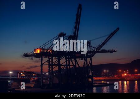 Entrepôt avec port de conteneurs et marchandises de nuit Banque D'Images