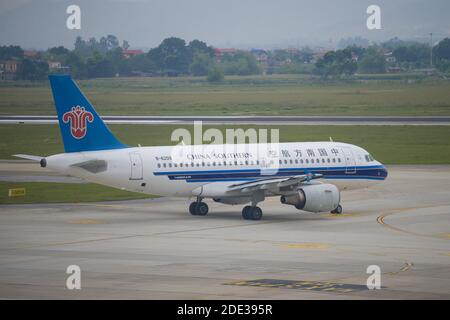 HANOÏ, VIETNAM - 12 JANVIER 2016 : Airbus A319 (B-6209) de China Southern Airlines sur l'aéroport de Noi Bai, matin nuageux Banque D'Images