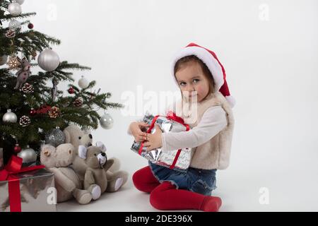 Joyeux Noël ! Adorable petite fille tenant Noël présent. Banque D'Images