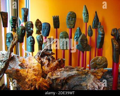 Une exposition en 2007 à Madère d'art africain (têtes sculptées). Banque D'Images
