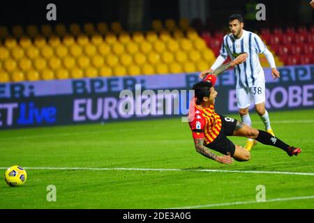 Stade Ciro Vigorito, Benevento, Italie, 28 Nov 2020, Gianluca Lapadula (Benevento) pendant Benevento Calcio vs Juventus FC, football italien série A Match - photo Renato Olimpio / LM crédit: Ettore Griffoni / Alay Live News Banque D'Images