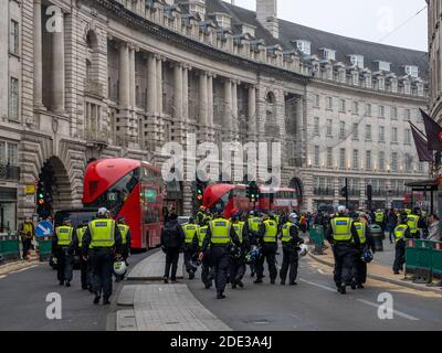 La police en service lors d'une manifestation anti-verrouillage dans le centre de Londres le 28 novembre lors du deuxième confinement national de 2020 au Royaume-Uni. Banque D'Images