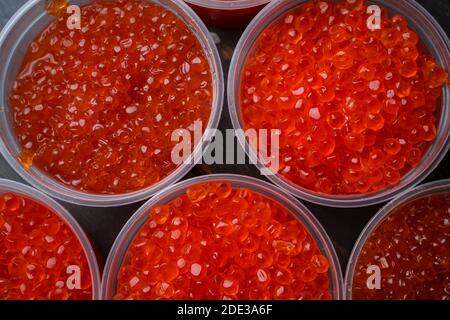 Caviar de saumon rose et caviar de saumon kéta dans des contenants en plastique. Fruits de mer, délices, nutrition saine. Banque D'Images