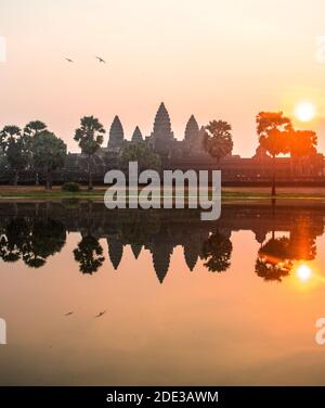 Temple Wat Angkor au Cambodge au lever du soleil. Banque D'Images