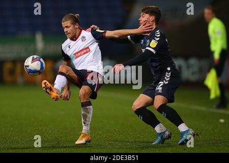 BOLTON, ANGLETERRE. 28 NOVEMBRE Boltons Lloyd Isgrove coupe Southends Tom Clifford lors du match Sky Bet League 2 entre Bolton Wanderers et Southend United au Reebok Stadium, Bolton, le samedi 28 novembre 2020. (Credit: Chris Donnelly | MI News) Credit: MI News & Sport /Alay Live News Banque D'Images