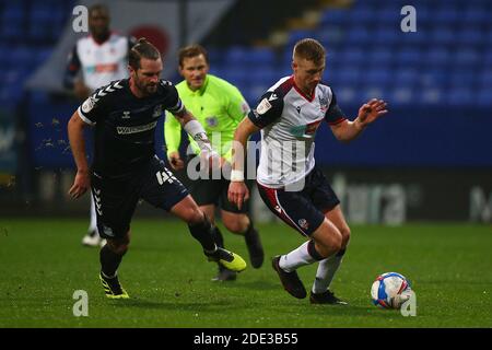 BOLTON, ANGLETERRE. 28 NOVEMBRE Boltons Eoin Doyle charges passé Southends John White lors du match Sky Bet League 2 entre Bolton Wanderers et Southend Unis au Reebok Stadium, Bolton le samedi 28 novembre 2020. (Credit: Chris Donnelly | MI News) Credit: MI News & Sport /Alay Live News Banque D'Images