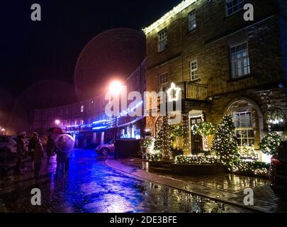 Samedi 28 novembre 2020 - les résidents de Burley-in-Wharfedale ont installé leurs propres lumières locales après ne pas avoir pu assister à l'événement principal du village en raison des restrictions de niveau 3. Ils ont organisé une petite promenade de 16h30 dans les maisons du village et malgré la pluie, les familles ont apprécié de regarder des fenêtres et de se promener, profitant des efforts que les gens avaient déployés pour créer des fêtes locales. West Yorkshire Rebecca Cole (c) Alamy Live News Banque D'Images