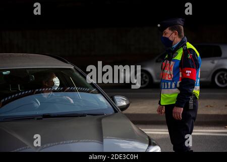 Porto, Porto, Portugal. 28 novembre 2020. Un policier questionner le conducteur sur sa destination et la raison de son départ en raison des nouvelles règles définies par le gouvernement à Porto (Portugal) le 28 novembre 2020. Le Portugal compte 4868 cas de plus et 87 décès. Crédit: Diogo Baptista/ZUMA Wire/Alay Live News Banque D'Images