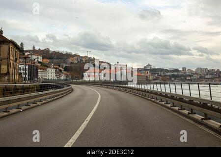 Porto, Porto, Portugal. 28 novembre 2020. Riverside Porto est vu déserté en raison des restrictions de la pandémie de Covid-19 pendant la longue fin de semaine, le 28 novembre 2020. Le Portugal compte 4868 cas de plus et 87 décès. Crédit: Diogo Baptista/ZUMA Wire/Alay Live News Banque D'Images