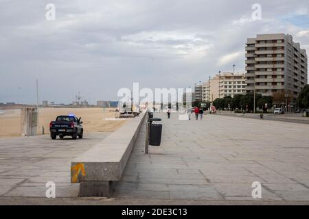 Porto, Porto, Portugal. 28 novembre 2020. Une patrouille DE POLICE est vue près du bord de mer en raison des restrictions imposées par le gouvernement pendant le long week-end. À Porto, Portugal, le 28 novembre 2020. Le Portugal compte 4868 cas de plus et 87 décès. Crédit: Diogo Baptista/ZUMA Wire/Alay Live News Banque D'Images