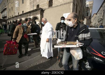 Naples, Italie. 28 novembre 2020. Confesercenti Campania lance la 'Pizza solidaire' les chefs et restaurateurs de pizza de Naples livrera 500 pizzas pour le déjeuner à la cantine Caritas de Piazza del Carmine pour les faire don à l'usage éditorial nécessiteux seulement crédit: Agence de photo indépendante/Alamy Live News Banque D'Images