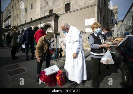 Naples, Italie. 28 novembre 2020. Confesercenti Campania lance la 'Pizza solidaire' les chefs et restaurateurs de pizza de Naples livrera 500 pizzas pour le déjeuner à la cantine Caritas de Piazza del Carmine pour les faire don à l'usage éditorial nécessiteux seulement crédit: Agence de photo indépendante/Alamy Live News Banque D'Images