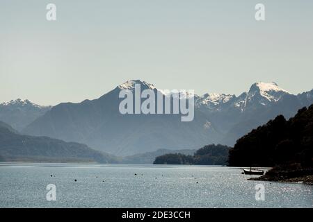 Les montagnes enneigées des Andes de l'Argentine vues de Lago Todos Los Santos, Petrohue, Chili Banque D'Images