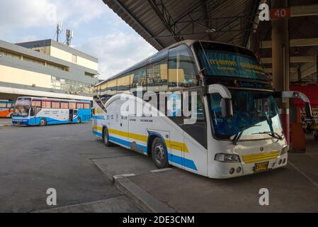 BANGKOK, THAÏLANDE - 14 JANVIER 2018 : bus interurbain à la plate-forme du terminal de bus du Nord Banque D'Images