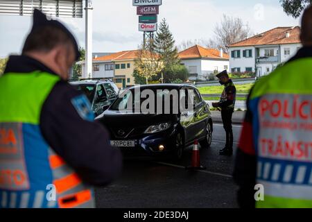 Les policiers questionner les conducteurs sur leur destination et la raison de leur départ en raison des nouvelles règles définies par le gouvernement à Porto, Portugal, le 28 novembre 2020. Le Portugal compte 4868 cas de plus et 87 décès. Banque D'Images